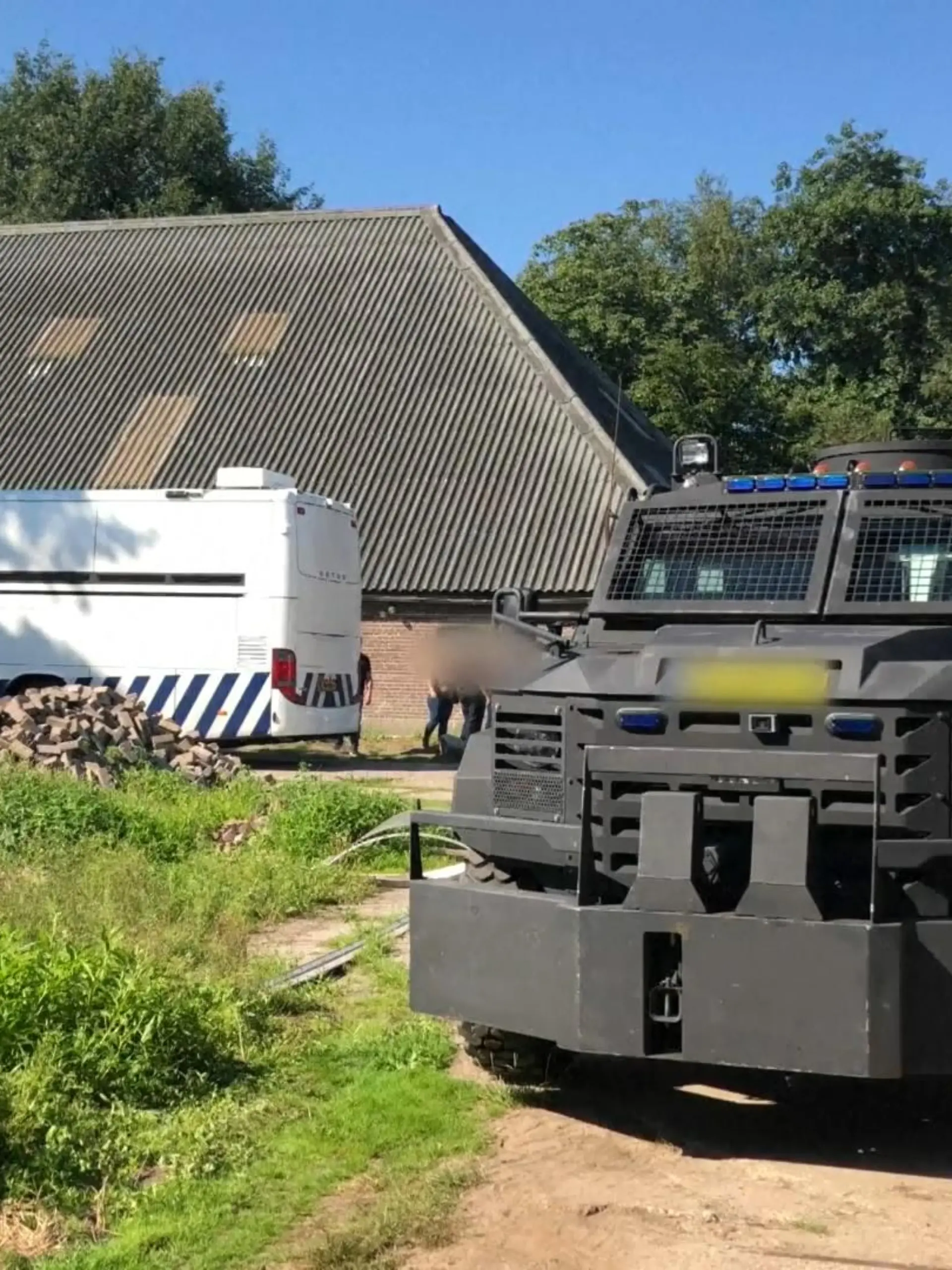 Die niederländische Polizei hat das bisher größte Kokainlabor des Landes entdeckt. In einer umgebauten Pferdemanege im Dorf Nijeveen im Nordosten seien täglich bis zu 200 Kilogramm Kokain verarbeitet worden, teilte die Polizei mit. 17 Personen wurden den Angaben zufolge festgenommen. 13 von ihnen kämen aus Kolumbien, drei seien Niederländer und einer komme aus der Türkei. 100 Kilogramm Drogen wurden entdeckt und tausende Liter Chemikalien beschlagnahmt.