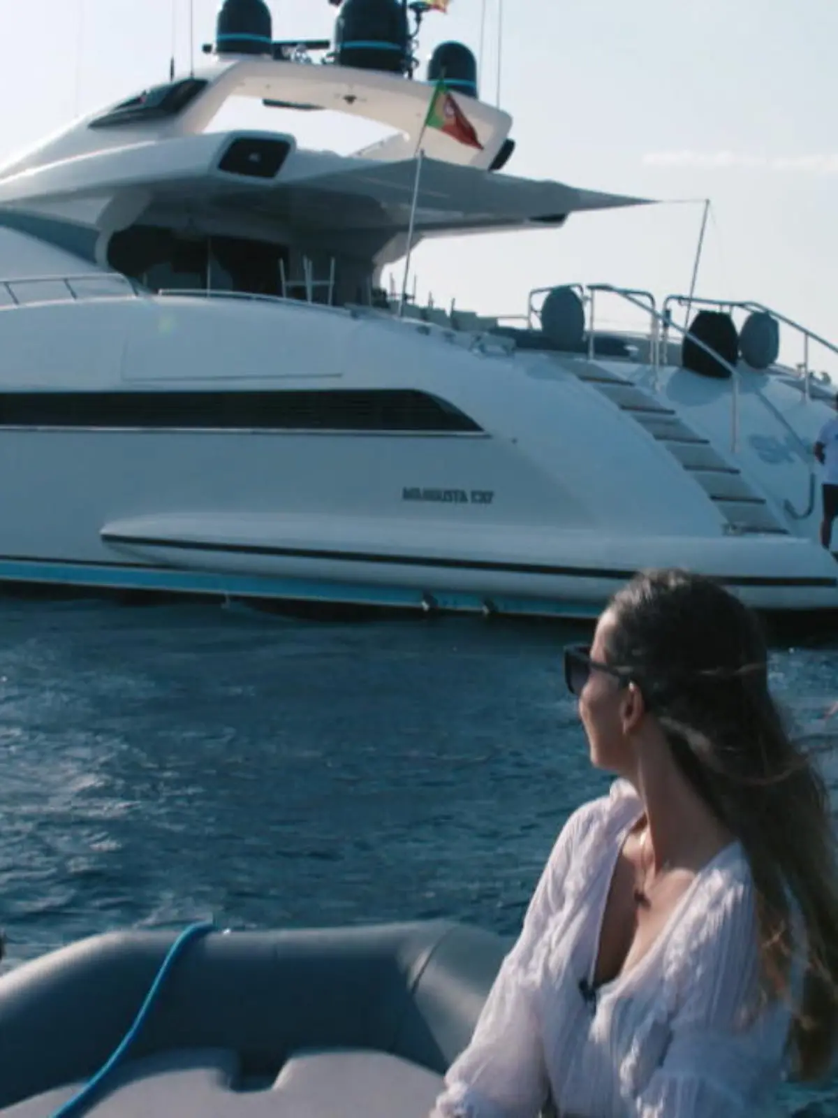 So flüchten Superreiche vor Maskenpflicht und Corona: Nathalie Julie verkauft und verchartert auf Ibiza superteure Yachten. Wie eine solche Yacht von innen aussieht, zeigen wir im Video.