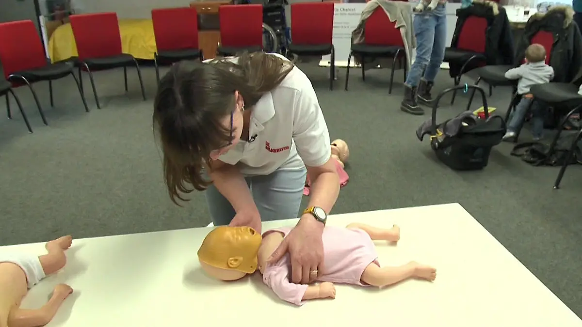Erste Hilfe bei Kindern Verschlucken, Verbrennen & Co.