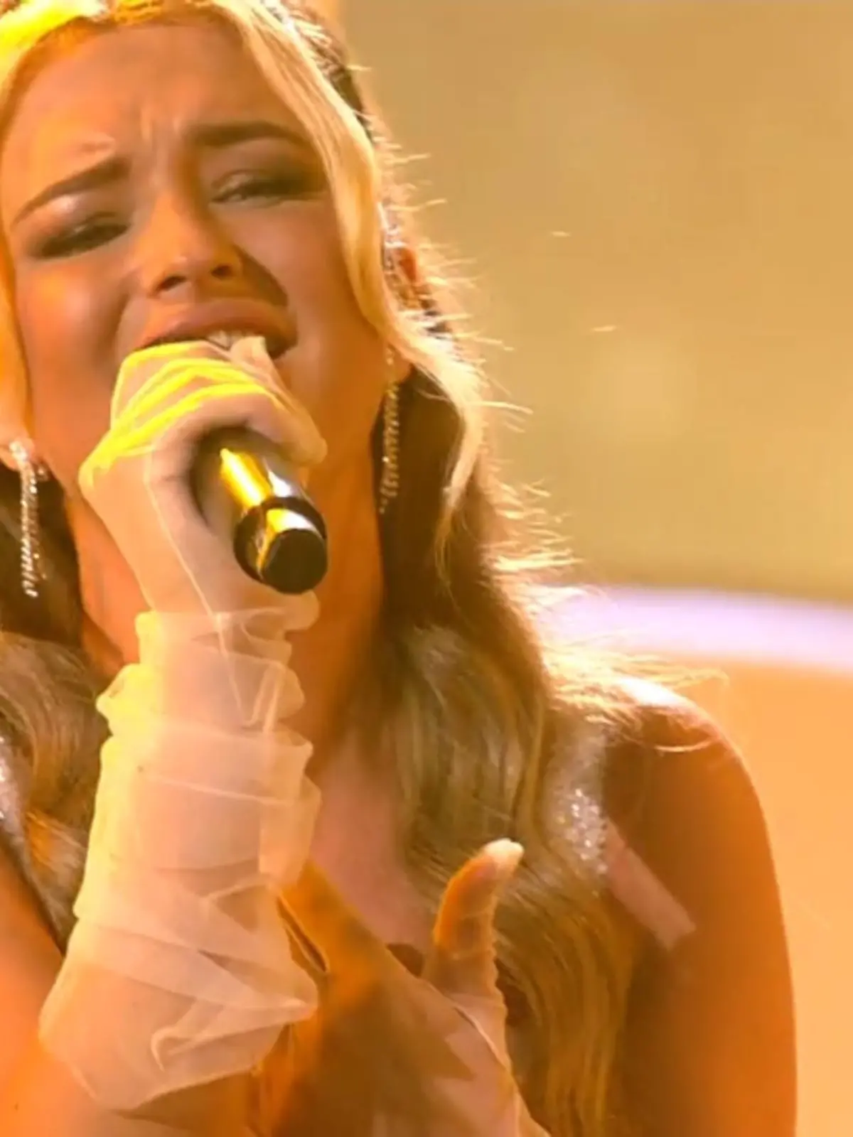Die erste Liveshow von „Deutschland sucht den Superstar“ 2023 (alle Liveshows gibt es immer samstags um 20.15 Uhr bei RTL) wird mit Monika Gajek (21) aus Salzgitter ganz gefühlvoll. Die Top 10-Kandidaten müssen Siegertitel aus der DSDS-Geschichte in ihrer ganz eigenen Version interpretieren. Monika hat „Königlich“ von Marie Wegener erwischt und tut, was sie kann, um die großen Gefühle von 2018 noch einmal aufleben zu lassen.