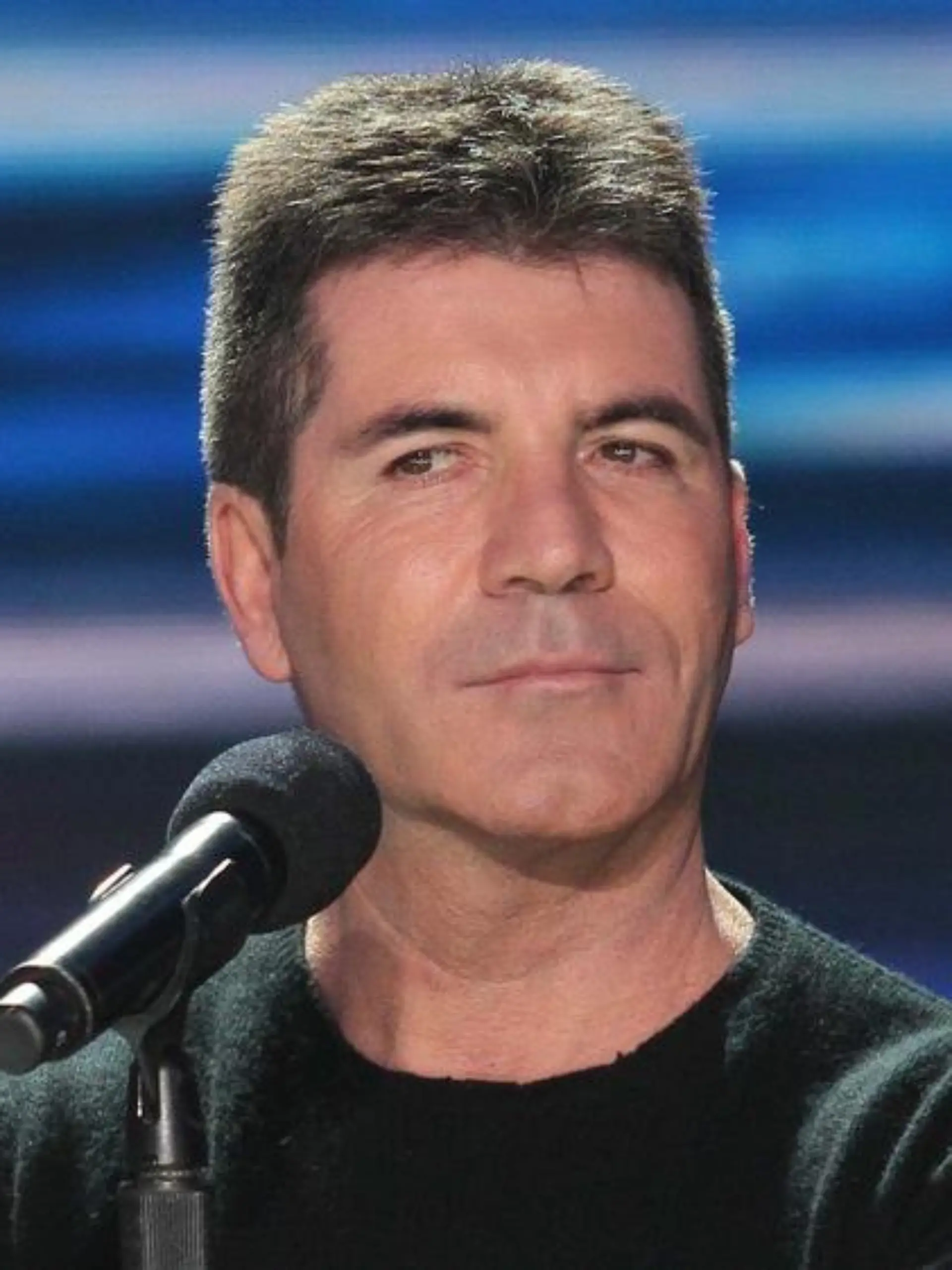 Simon Cowell entkommt nur knapp dem Rollstuhl