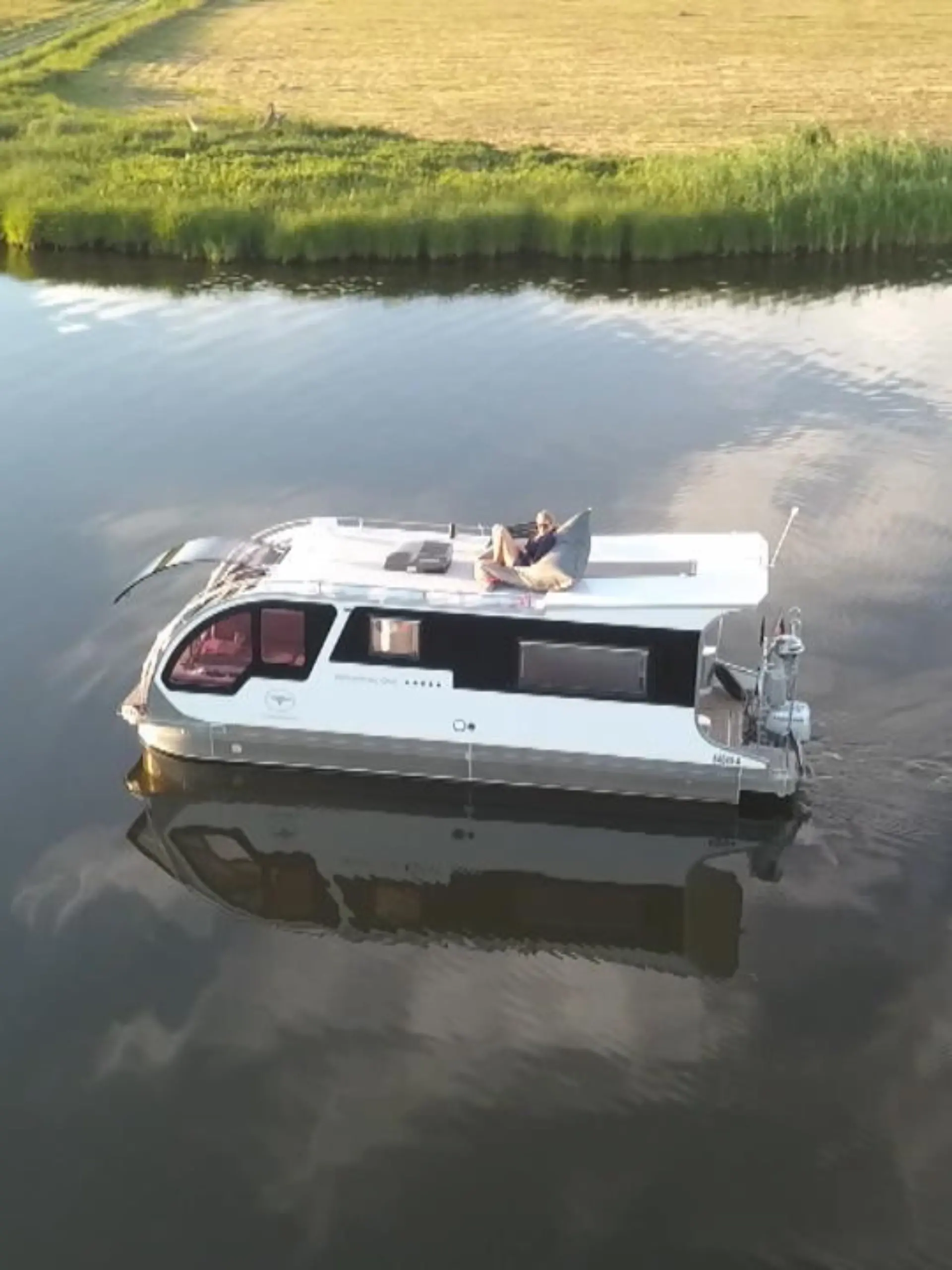 Wer noch auf der Suche nach dem perfekten Gefährt für den Glamping-Urlaub am Wasser ist, der könnte jetzt bei Tchibo fündig werden. Denn dort kann man aktuell ein Caravanboat bestellen.  RTL-Reporterin Leonie von Sachsen-Weimar hat den schwimmenden Wohnwagen unter die Lupe genommen.