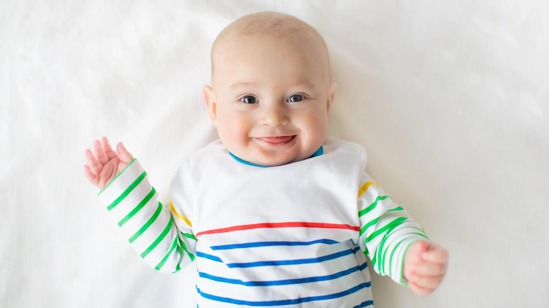 Baby lächelt