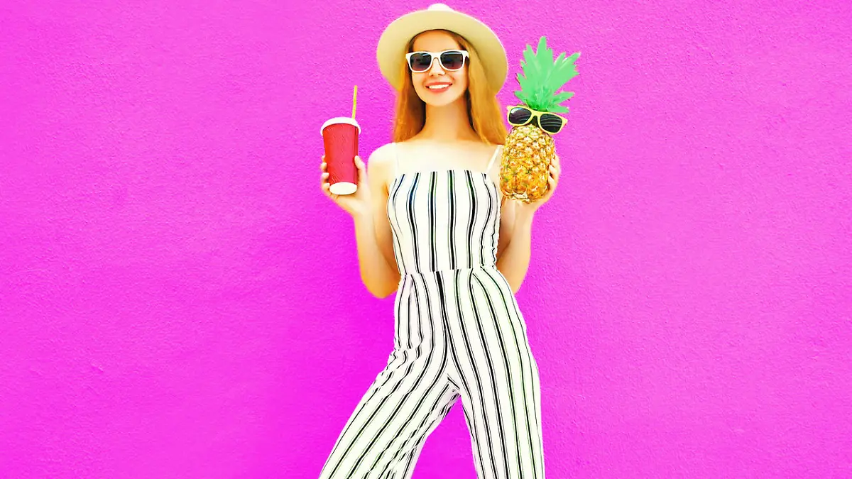 Frau trägt Jumpsuit