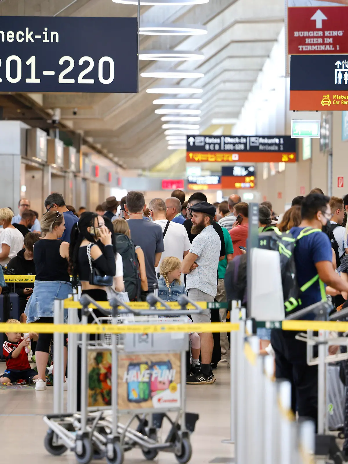 ARCHIV - 25.06.2022, Nordrhein-Westfalen, Köln: Passagiere stehen am Samstag Vormittag in einer Schlange von mehreren hundert Metern für die Sicherheitskontrolle am Flughafen Köln Bonn an. Kaum ist der Luftverkehr nach dem Streik wieder angelaufen, folgt der nächste Härtetest für Airlines und Passagiere. Mit dem Beginn der Osterferien startet die erste große Reisewelle des Jahres. (zu dpa «Nach dem Streik kommen die Ferien: Luftverkehr im Dauerstress») Foto: Thomas Banneyer/dpa +++ dpa-Bildfunk +++
