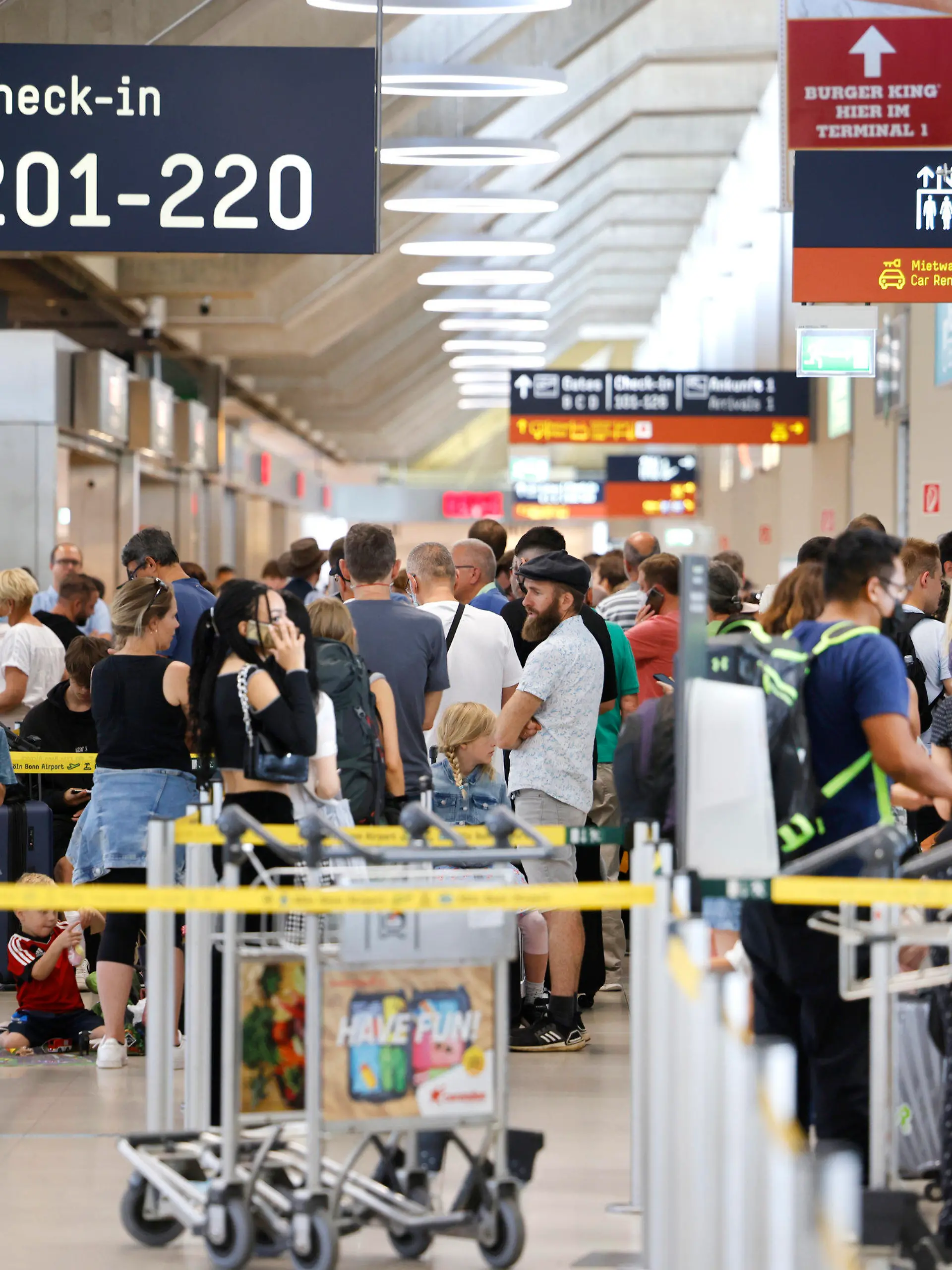 ARCHIV - 25.06.2022, Nordrhein-Westfalen, Köln: Passagiere stehen am Samstag Vormittag in einer Schlange von mehreren hundert Metern für die Sicherheitskontrolle am Flughafen Köln Bonn an. Kaum ist der Luftverkehr nach dem Streik wieder angelaufen, folgt der nächste Härtetest für Airlines und Passagiere. Mit dem Beginn der Osterferien startet die erste große Reisewelle des Jahres. (zu dpa «Nach dem Streik kommen die Ferien: Luftverkehr im Dauerstress») Foto: Thomas Banneyer/dpa +++ dpa-Bildfunk +++