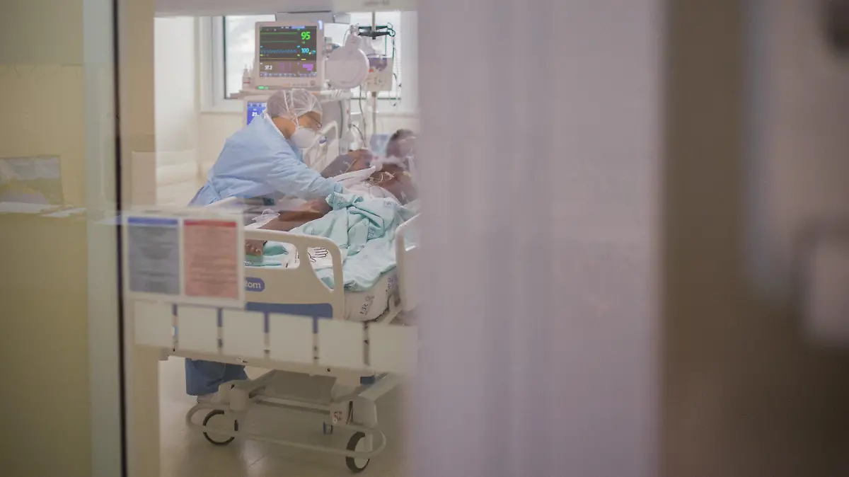 ARCHIV - 18.06.2020, Brasilien, Sao Paulo: Ein Patient wird inmitten der Corona-Pandemie auf der Intensivstation des Emilio-Ribas-Krankenhauses versorgt. Männer haben bei der Coronavirus-Erkrankung eine schlechtere Prognose als Frauen. Sie erkranken oft schwerer an Covid-19 und sterben häufiger. (zu dpa "Covid-19: Rätsel um höhere Sterberisiko für Männer ") Foto: Andre Lucas/dpa - ACHTUNG: Person(en) wurde(n) aus rechtlichen Gründen gepixelt +++ dpa-Bildfunk +++