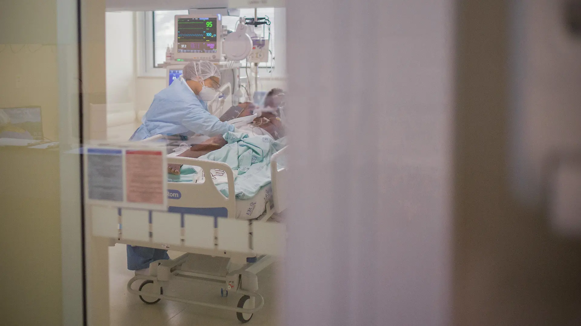 ARCHIV - 18.06.2020, Brasilien, Sao Paulo: Ein Patient wird inmitten der Corona-Pandemie auf der Intensivstation des Emilio-Ribas-Krankenhauses versorgt. Männer haben bei der Coronavirus-Erkrankung eine schlechtere Prognose als Frauen. Sie erkranken oft schwerer an Covid-19 und sterben häufiger. (zu dpa "Covid-19: Rätsel um höhere Sterberisiko für Männer ") Foto: Andre Lucas/dpa - ACHTUNG: Person(en) wurde(n) aus rechtlichen Gründen gepixelt +++ dpa-Bildfunk +++