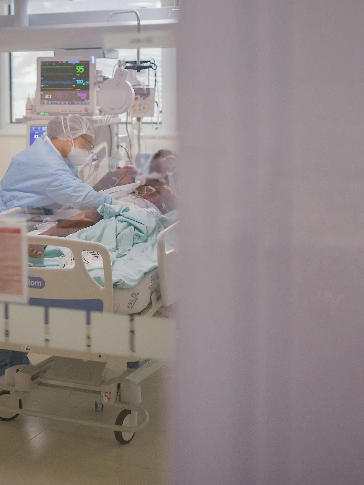 ARCHIV - 18.06.2020, Brasilien, Sao Paulo: Ein Patient wird inmitten der Corona-Pandemie auf der Intensivstation des Emilio-Ribas-Krankenhauses versorgt. Männer haben bei der Coronavirus-Erkrankung eine schlechtere Prognose als Frauen. Sie erkranken oft schwerer an Covid-19 und sterben häufiger. (zu dpa "Covid-19: Rätsel um höhere Sterberisiko für Männer ") Foto: Andre Lucas/dpa - ACHTUNG: Person(en) wurde(n) aus rechtlichen Gründen gepixelt +++ dpa-Bildfunk +++