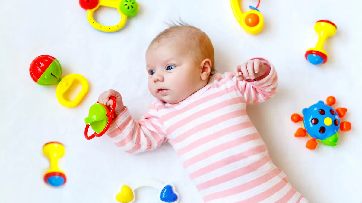 Baby spielt mit Rasseln