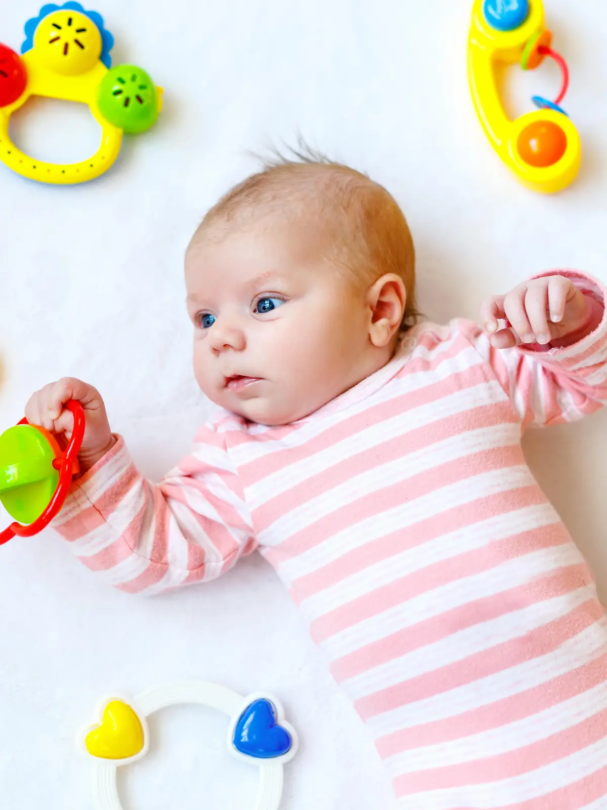 Baby spielt mit Rasseln