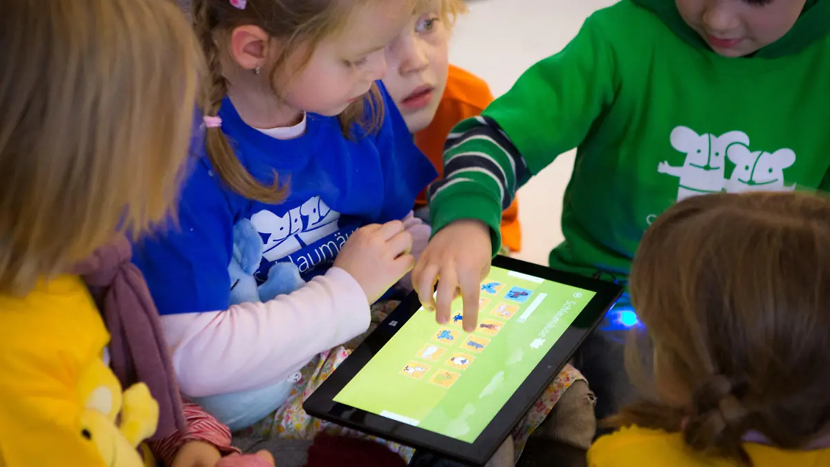 ARCHIV - Kinder spielen an einem Tablet-PC des Soft- und Hardwareherstellers Microsoft am 08.11.2012 in Berlin bei der Vorstellung des Projekts «Schlaumäuse». Vom Fernseher über das Smartphone bis zum Computer - Kinder kommen überall mit Medien in Kontakt. Auf den richtigen Umgang damit sollten sie nicht nur zu Hause, sondern auch in der Kita vorbereitet werden. Foto: Michael Kappeler/dpa (zu dpa «Expertin: Computer und iPad gehören wie das Bilderbuch in die Kita» vom 25.09.2013) +++(c) dpa - Bildfunk+++