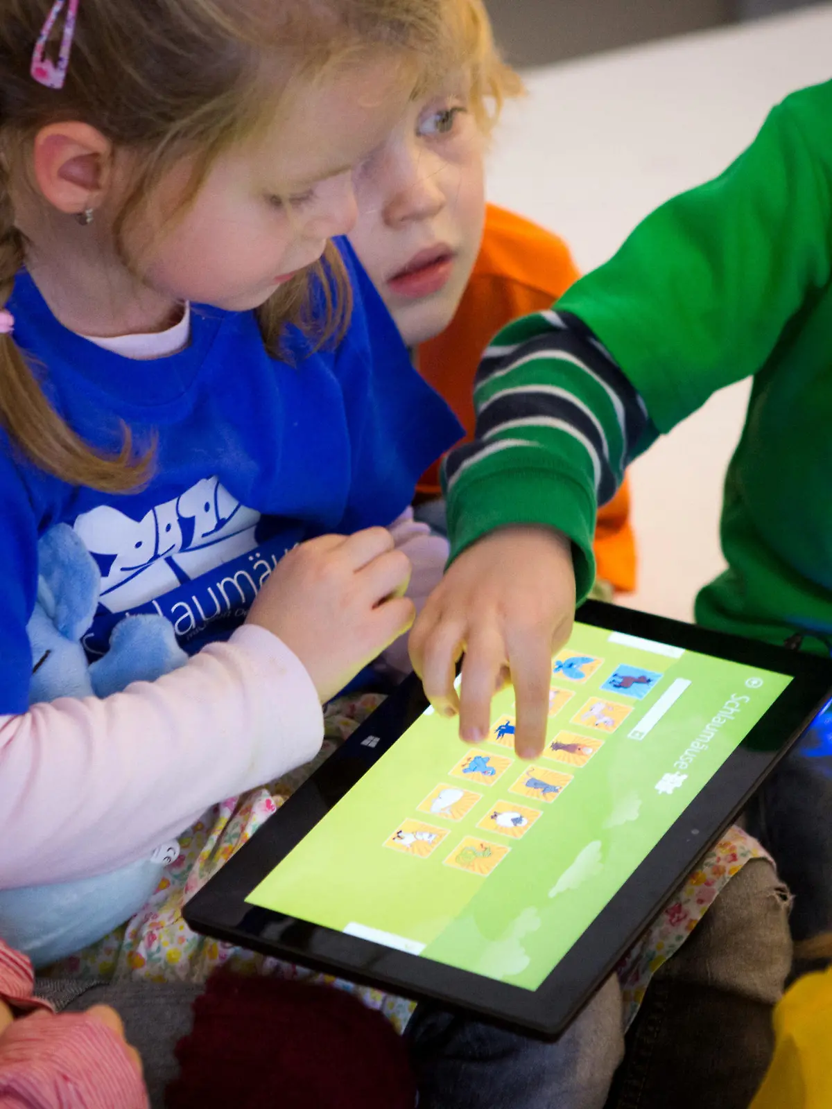 ARCHIV - Kinder spielen an einem Tablet-PC des Soft- und Hardwareherstellers Microsoft am 08.11.2012 in Berlin bei der Vorstellung des Projekts «Schlaumäuse». Vom Fernseher über das Smartphone bis zum Computer - Kinder kommen überall mit Medien in Kontakt. Auf den richtigen Umgang damit sollten sie nicht nur zu Hause, sondern auch in der Kita vorbereitet werden. Foto: Michael Kappeler/dpa (zu dpa «Expertin: Computer und iPad gehören wie das Bilderbuch in die Kita» vom 25.09.2013) +++(c) dpa - Bildfunk+++