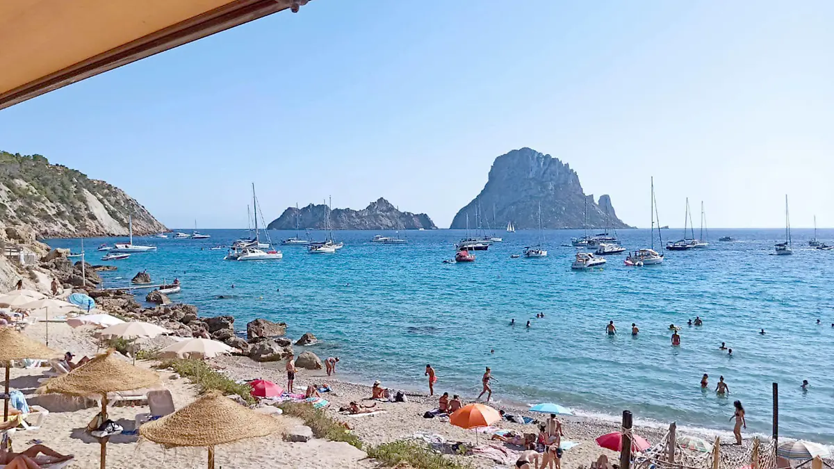 29.03,2021,xlakx,Mallorca erste Touristen aus Deutschland eingetroffen emspor, Blick von einer Strandbar aufs Meer mit Touristen am Strand Palma in Mallorca *** 29 03,2021,xlakx,Mallorca first tourists from Germany arrived emspor, view from a beach bar to the sea with tourists at Palma beach in Mallorca