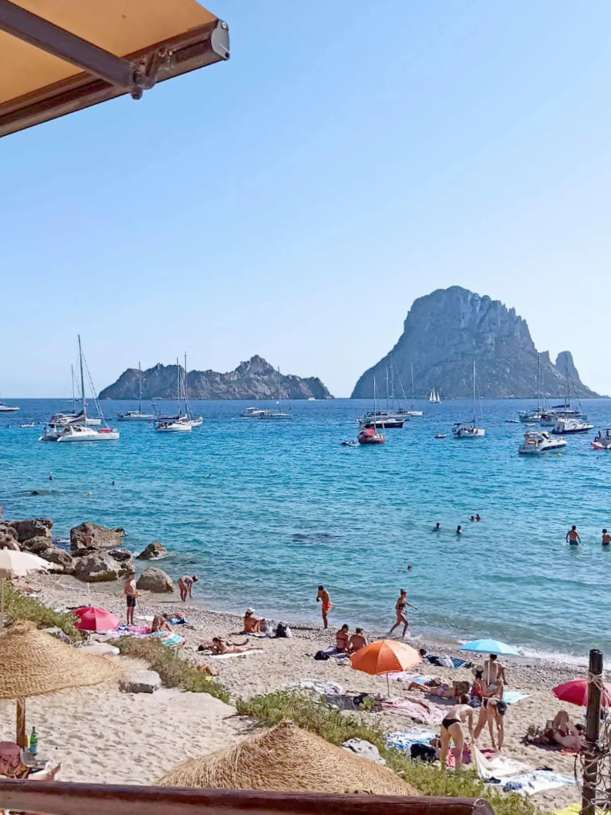 29.03,2021,xlakx,Mallorca erste Touristen aus Deutschland eingetroffen emspor, Blick von einer Strandbar aufs Meer mit Touristen am Strand Palma in Mallorca *** 29 03,2021,xlakx,Mallorca first tourists from Germany arrived emspor, view from a beach bar to the sea with tourists at Palma beach in Mallorca 