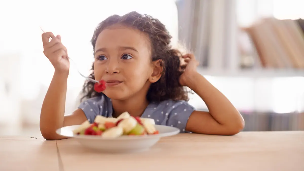 Shot of a cute little girl eating fruit salad at a tablehttp://195.154.178.81/DATA/i_collage/pi/shoots/783539.jpg