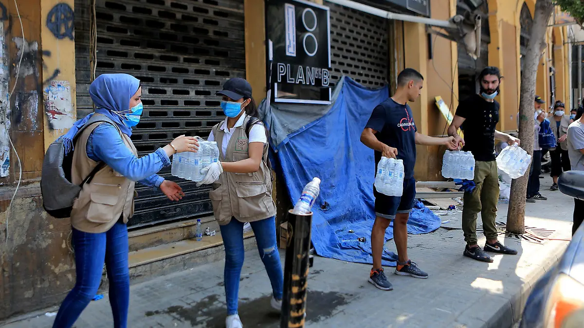  August 7, 2020, Beirut, Beirut, Lebanon: Volunteers distribute water bottles near the site of blast in Beirut s port area, Lebanon August 7, 2020, three days after a massive explosion shook the Lebanese capital Beirut Lebanon - ZUMAap3_ 20200807_zaf_ap3_056 Copyright: xMarwanxBouxHaidarx