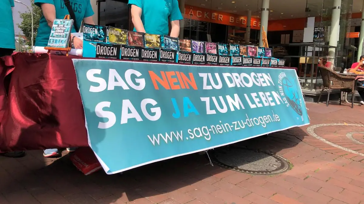 Der Hamburger Verfassungsschutz hat vor einem Anti-Drogen-Infostand gewarnt, mit dem die unter Beobachtung stehende Scientology-Organisation (SO) unter falscher Flagge neue Anhänger gewinnen wolle.