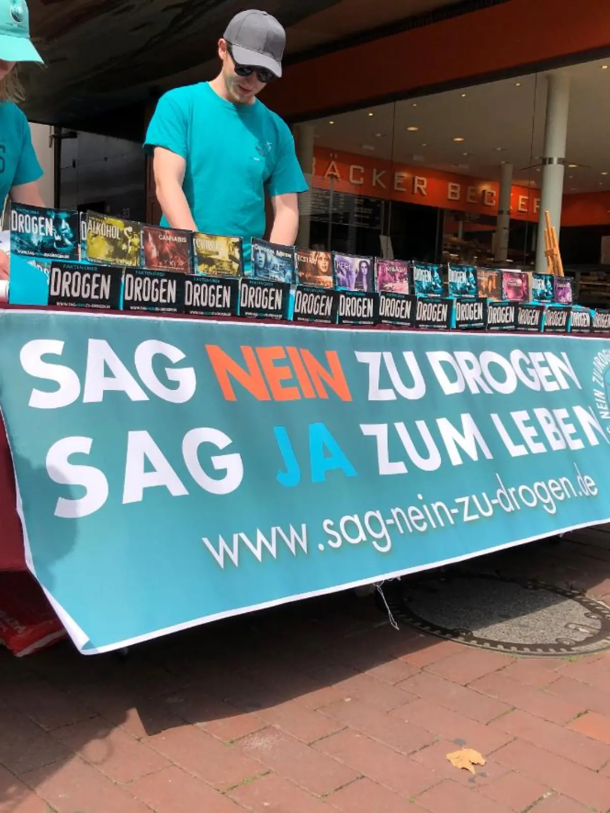 Der Hamburger Verfassungsschutz hat vor einem Anti-Drogen-Infostand gewarnt, mit dem die unter Beobachtung stehende Scientology-Organisation (SO) unter falscher Flagge neue Anhänger gewinnen wolle.