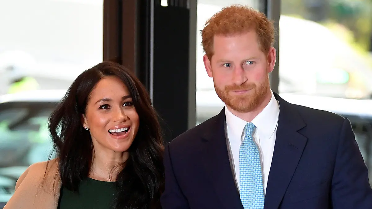 ARCHIV - 15.10.2019, Großbritannien, London: Der britische Prinz Harry (r), Herzog von Sussex, und seine Frau Meghan, Herzogin von Sussex, kommen zu den jährlichen «WellChild Awards» im Royal Lancaster Hotel. (zu dpa Krisensitzung auf dem Lande - Queen ruft Royal-Familie zu sich) Foto: Toby Melville/PA Wire/dpa +++ dpa-Bildfunk +++