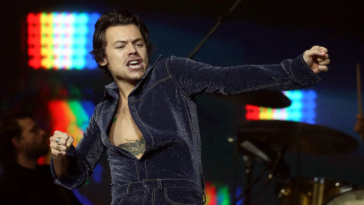 ARCHIV - 07.12.2019, Großbritannien, London: Der britische Musiker Harry Styles tritt beim Capital's Jingle Bell Ball in der O2 Arena auf. (zu dpa «Männer mit Kettchen - Sommer-Trend Necklace») Foto: Isabel Infantes/PA Wire/dpa +++ dpa-Bildfunk +++