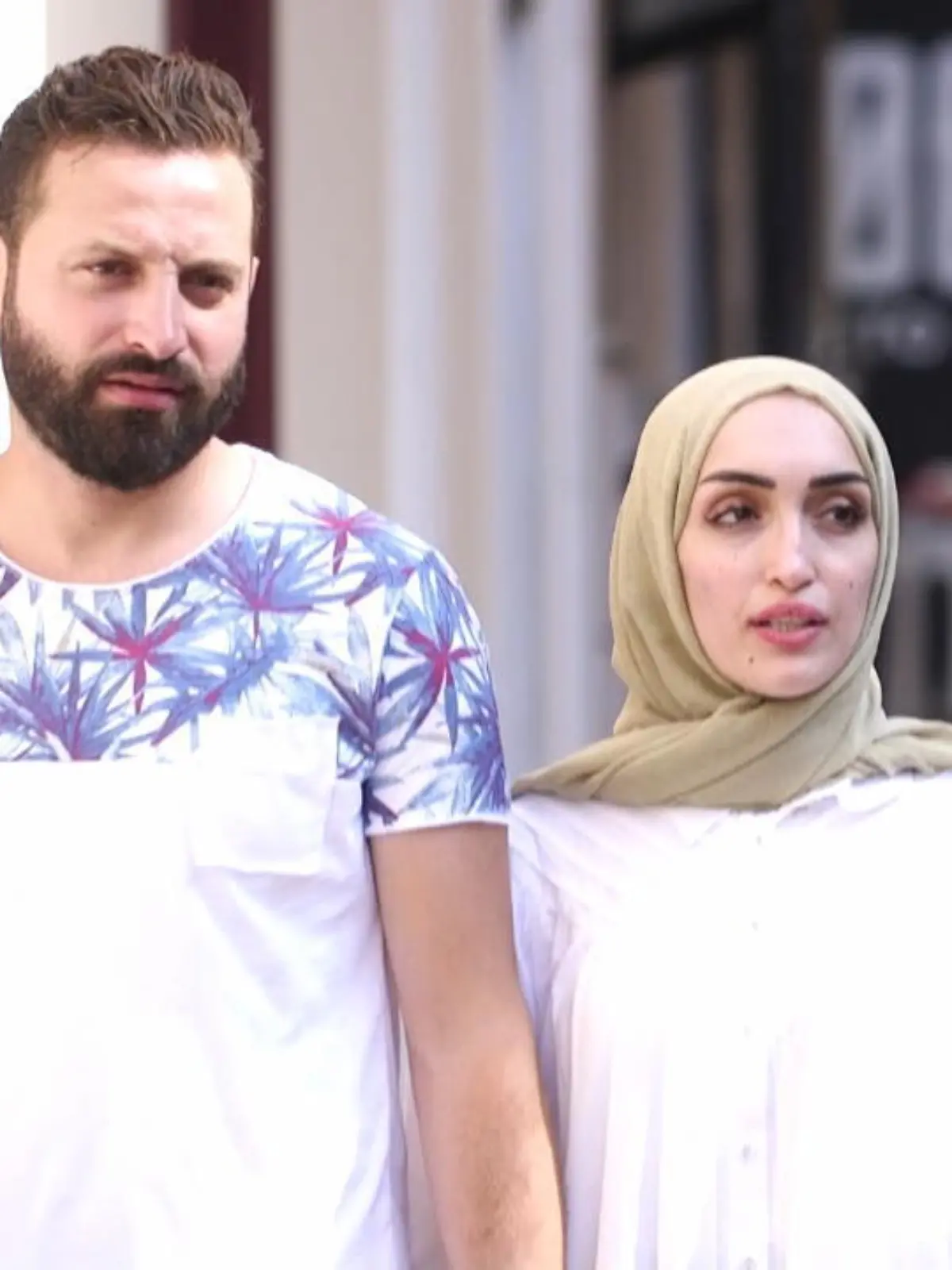 Dieses Hochzeitsvideo geht um die Welt. Israa Seblani in weißem Kleid, voller Freude, dann: Die Explosion von Beirut. Jetzt kehrt Israa zusammen mit ihrem Mann Ahmed zurück an den Ort, an dem das Video aufgenommen wurde und erinnert sich an den Moment der Explosion.