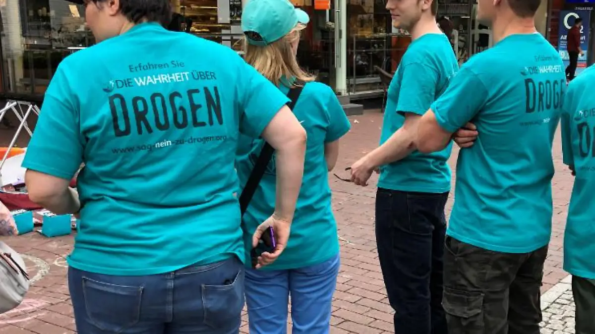 Scientologen sprechen Passanten unter falscher Flagge an.