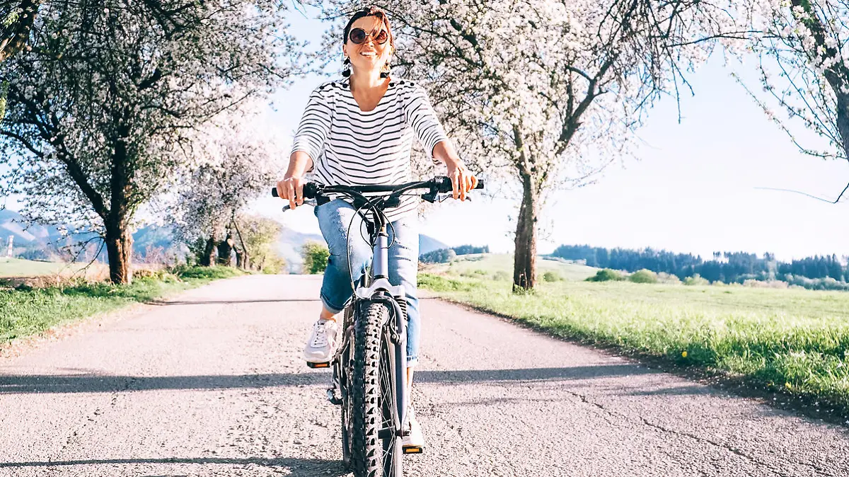 Frau fährt Fahrrad im Urlaub