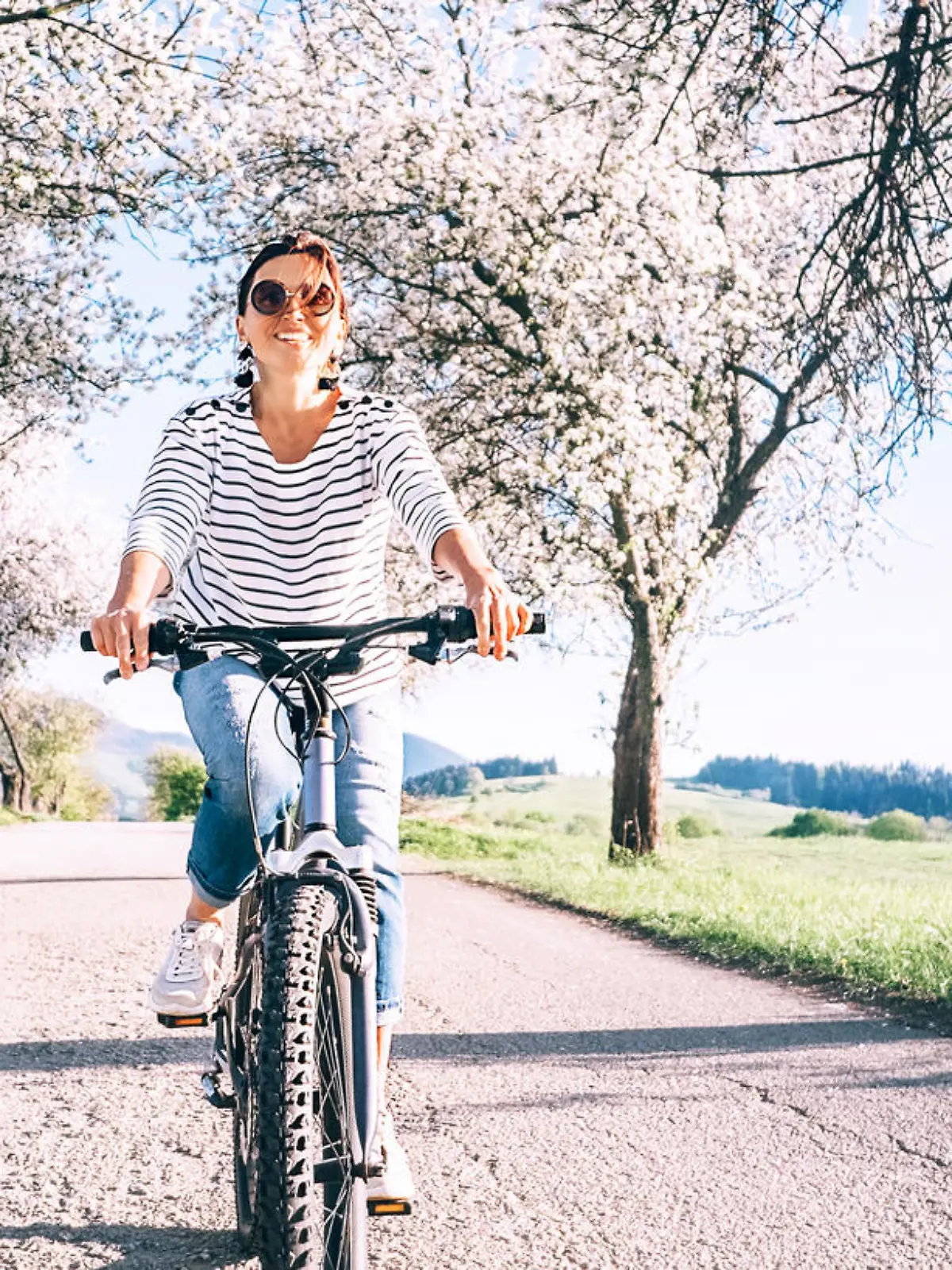 Frau fährt Fahrrad im Urlaub