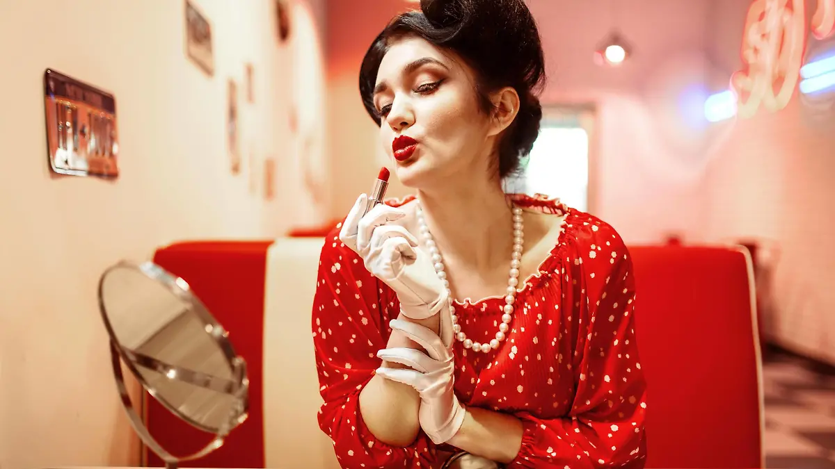 Sexy pin up woman with bright lipstick in hand Copyright: xNomadSoulx Panthermedia28095943 ,model released, Symbolfoto