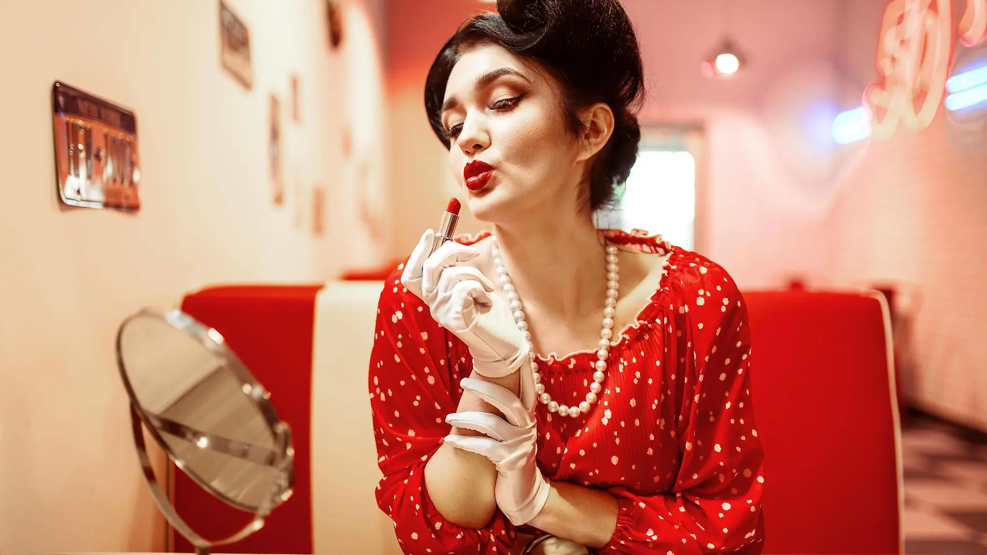 Sexy pin up woman with bright lipstick in hand Copyright: xNomadSoulx Panthermedia28095943 ,model released, Symbolfoto