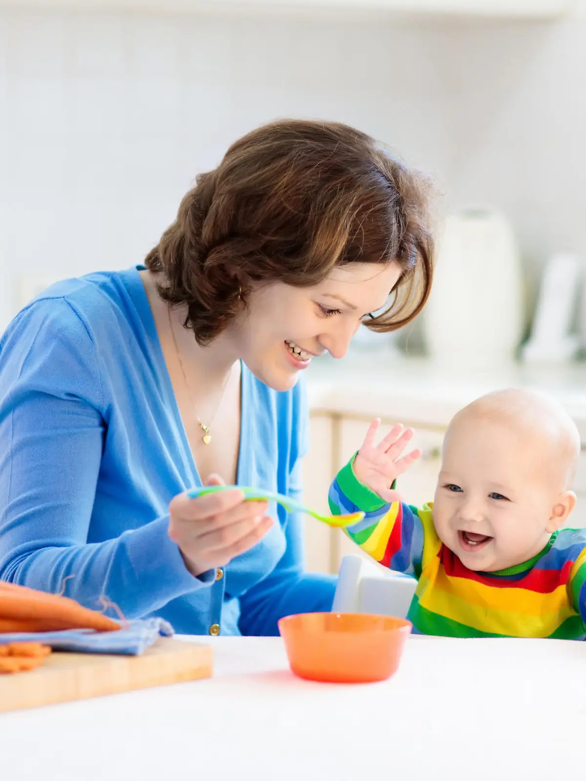 Tagesmutter füttert das Baby