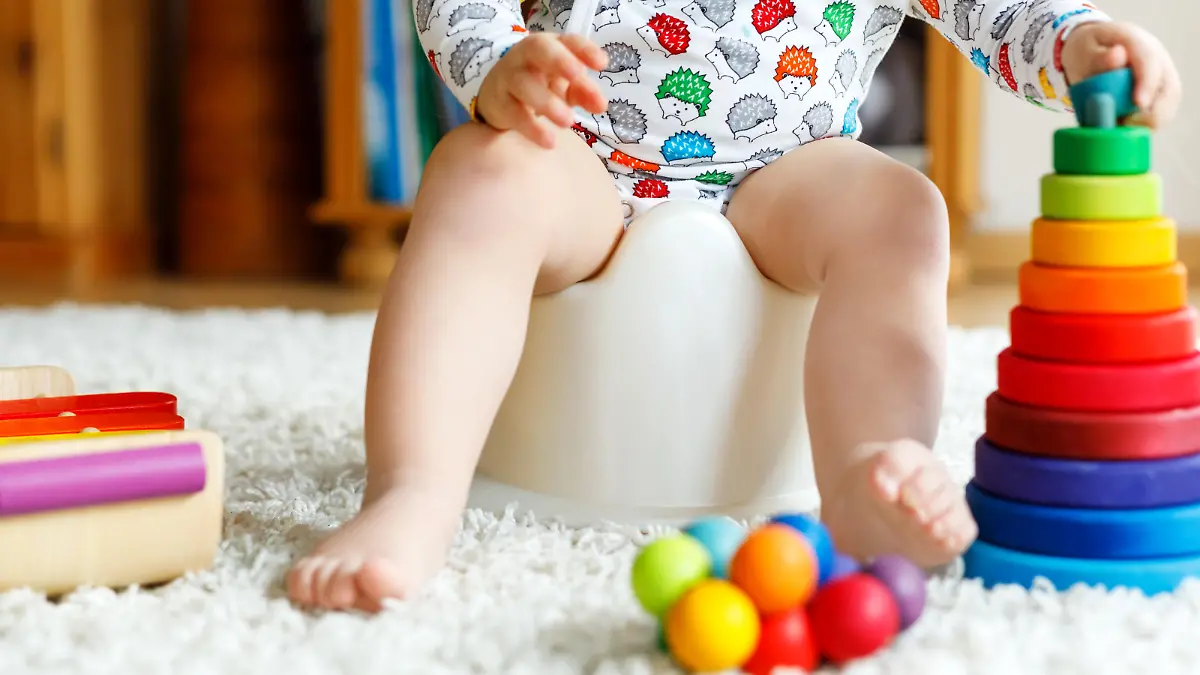 Baby spielt mit verschiedenem Spielzeug