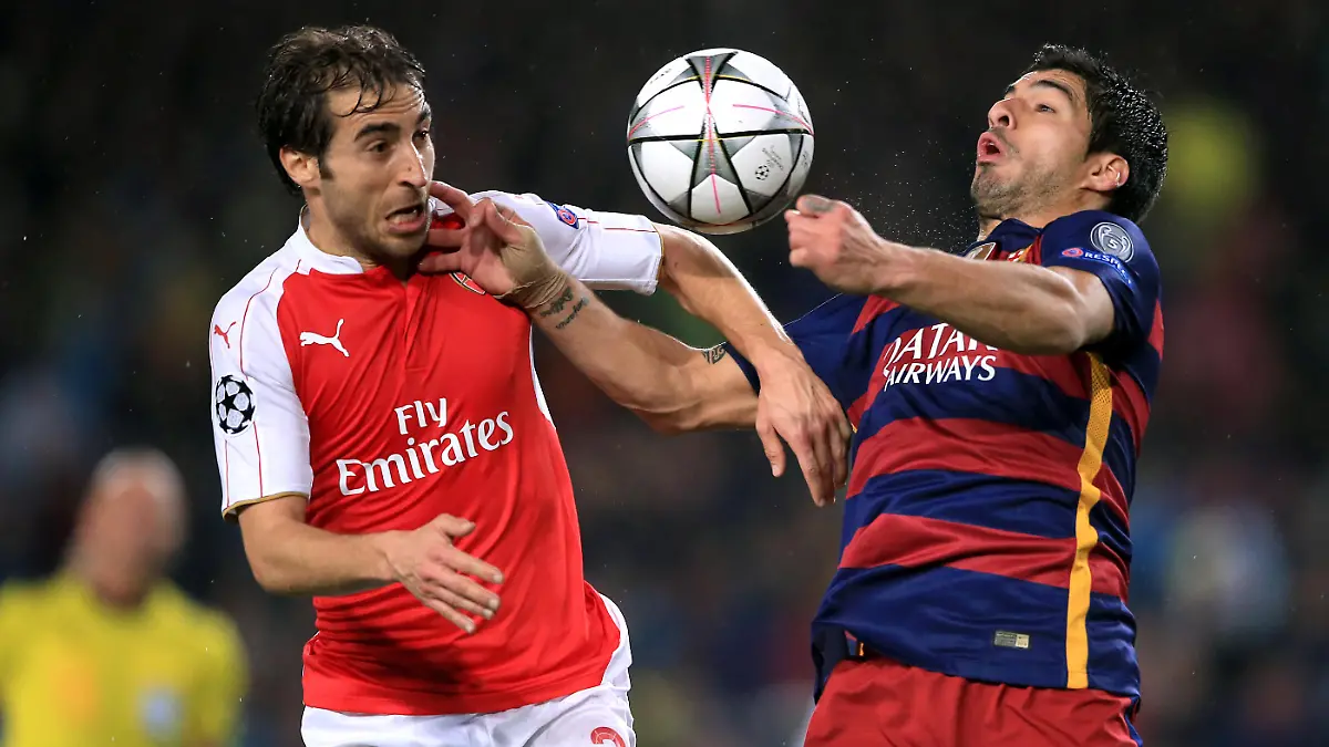 Barcelona v Arsenal - UEFA Champions League - Round of Sixteen - Second Leg - Camp Nou. Barcelona's Luis Suarez and Arsenal's Mathieu Flamini (left) battle for the ball URN:25847207