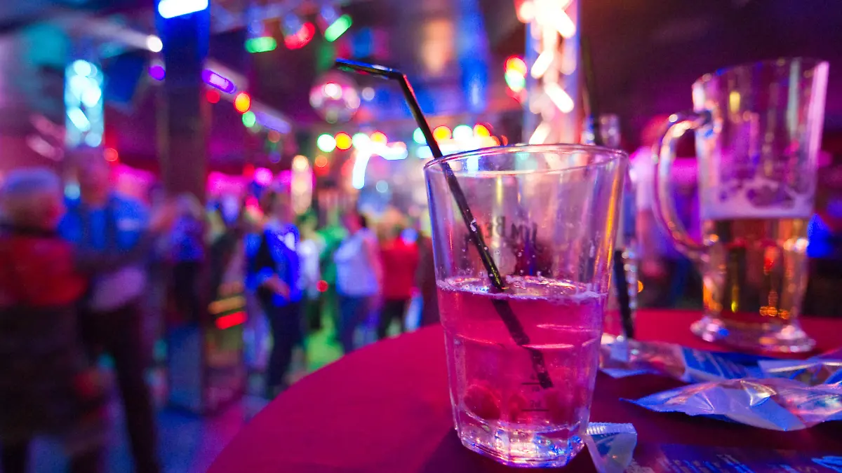 Alkoholische Getränke stehen auf einem Tisch der Diskothek Bellevue, einem Club nur für über 30 Jährige, in Frankfurt (Oder), aufgenommen am 17.04.2010. Foto: Patrick Pleul