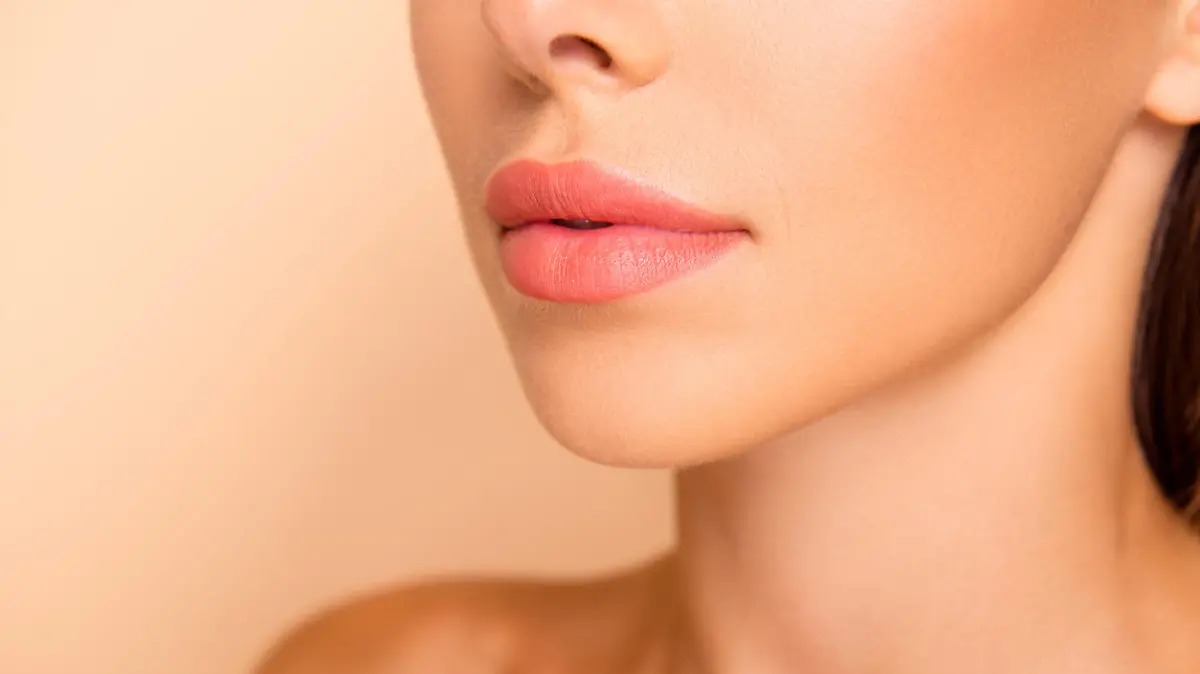 Gesicht einer Frau mit vollen Lippen