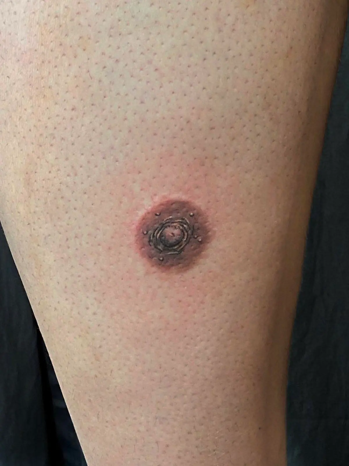 Was hat dieser Nippel auf einem Bein zu suchen? Es ist die Arbeit von Tätowiererin Shannon aus den USA.