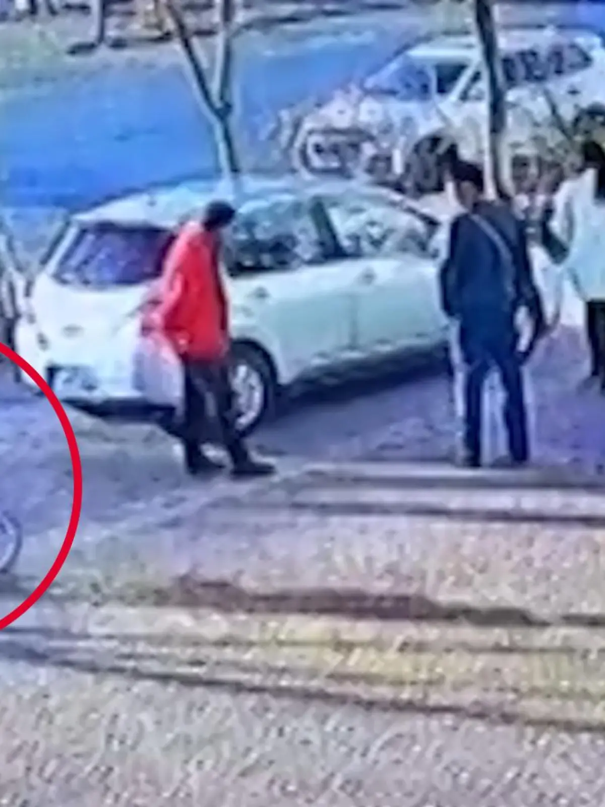 Nur knapp und dank großer Hilfe verpasst dieser Reifen ein kleines Mädchen. Sie ist gerade auf ihrem Fahrrad unterwegs als ein Reifen wohl von einem LKW fällt und in die Menschenmenge rauscht.