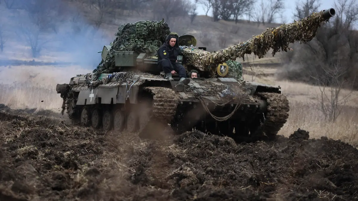 16.03.2023, Ukraine, Saporischja: Ukrainische Soldaten fahren auf einem Militärstützpunkt einen Panzer, um ihn auf die Einsatzbereitschaft der Ausrüstung zu überprüfen. Foto: Kateryna Klochko/AP/dpa +++ dpa-Bildfunk +++