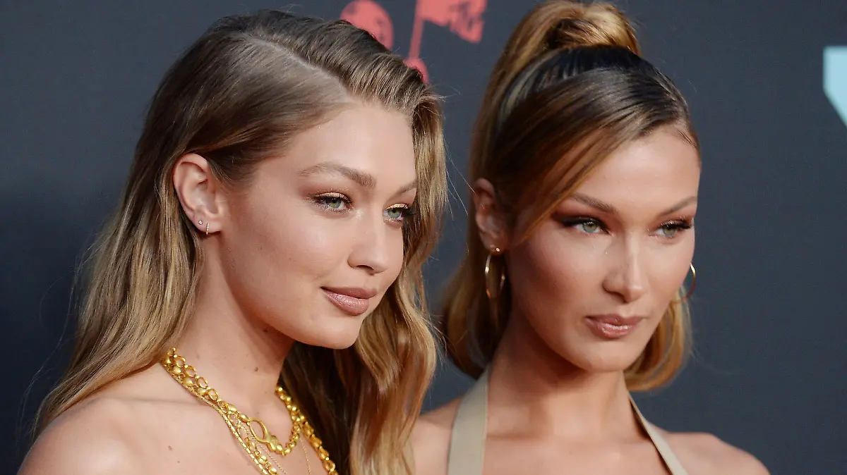 2019 MTV Music Awards - Arrivals
Pictured: H.E.R.,Gigi Hadid and sister Bella Hadid
Ref: SPL5111115 260819 NON-EXCLUSIVE
Picture by: ENT / SplashNews.com
Splash News and Pictures
Los Angeles: 310-821-2666
New York: 212-619-2666
London: 0207 644 7656
Milan: +39 02 56567623
photodesk@splashnews.com
World Rights, No France Rights, No Italy Rights, No Japan Rights