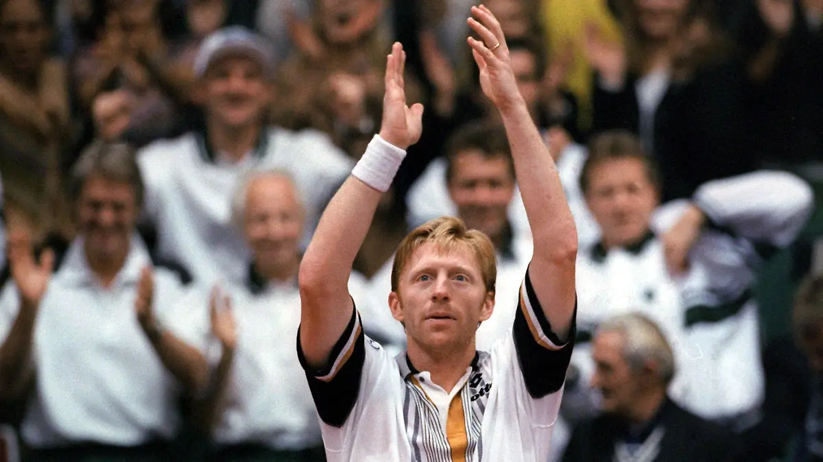 Der deutsche Tennisprofi Boris Becker bejubelt am 4.4.1998 in der Bremer Stadthalle seinen Sieg im Doppel mit David Prinosil. Das deutsche Paar gewinnt gegen das südafrikanische Duo Ellis Ferreira/David Adams mit 5:7, 6:4, 6:4, 6:3 und sorgt für einen uneinholbaren 3:0-Vorsprung in der Daviscup- Erstrundenbegegnung mit Südafrika. Boris Becker wirkt zugleich als Nachfolger von Niki Pilic erstmals als Teamchef der deutschen Mannschaft - zehn Jahre nach seinem erfolgreichen Daviscup-Einstand als Aktiver. [dpabilderarchiv]