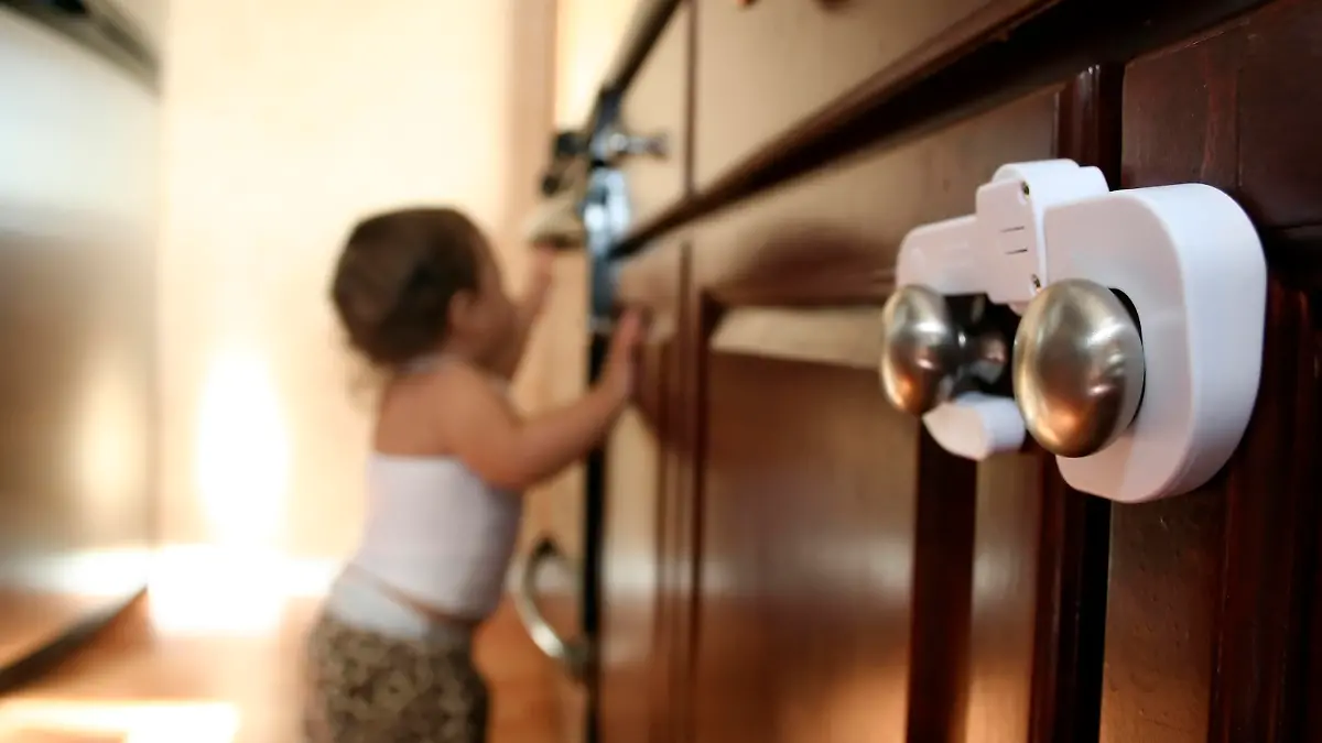 Baby erkundet die kindersichere Wohnung