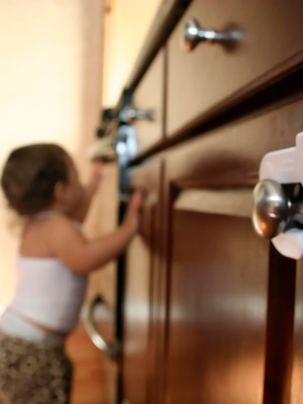 Baby erkundet die kindersichere Wohnung