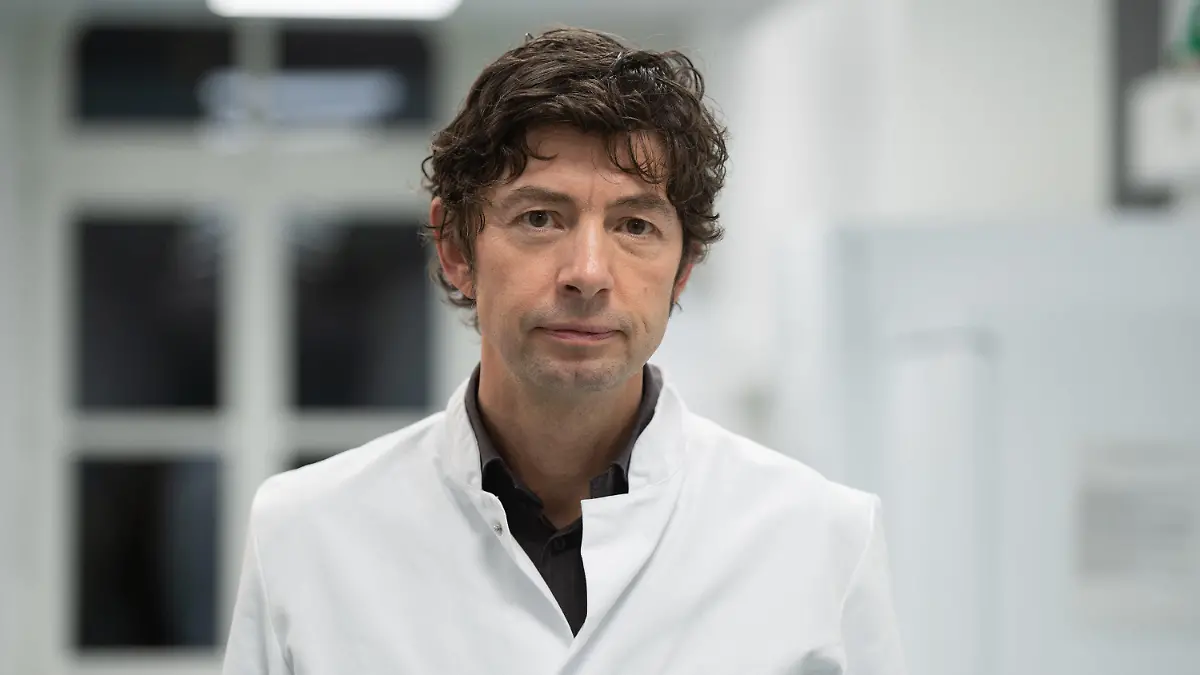 ARCHIV - 23.01.2020, Berlin: Christian Drosten, Direktor des Instituts für Virologie an der Charité in Berlin, steht im Institut, in dem Untersuchungen zum Coronavirus vorgenommen werden. Drosten vergleicht die aktuelle Phase in der Corona-Epidemie in Deutschland mit dem Tanz mit einem Tiger. (zu dpa "Virologe Drosten: Wir tanzen mit dem Tiger") Foto: Christophe Gateau/dpa +++ dpa-Bildfunk +++