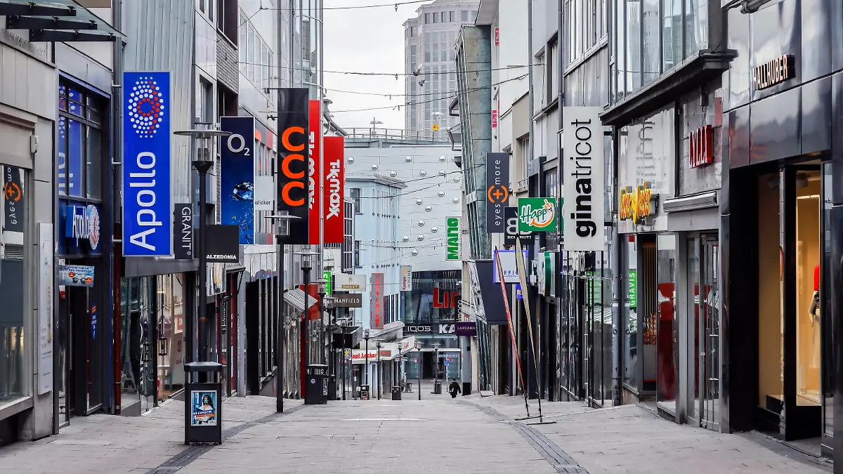 30.03.2020, Essen, Ruhrgebiet, Nordrhein-Westfalen, Deutschland - Menschenleere Einkaufsstrassen, Coronakrise, geschlossene Geschaefte auf der Limbecker Strasse, hinten das Einkaufszentrum Limbecker Platz. Essen Nordrhein-Westfalen Deutschland *** 30 03 2020, Essen, Ruhr Area, North Rhine-Westphalia, Germany Empty shopping streets, Corona crisis, closed shops on Limbecker Strasse, in the back the shopping centre Limbecker Platz Essen North Rhine-Westphalia Germany 