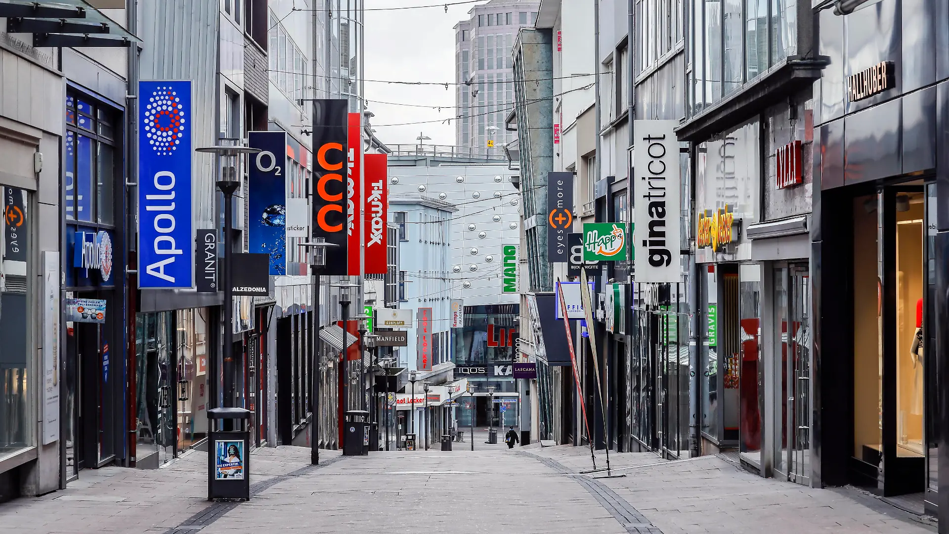 30.03.2020, Essen, Ruhrgebiet, Nordrhein-Westfalen, Deutschland - Menschenleere Einkaufsstrassen, Coronakrise, geschlossene Geschaefte auf der Limbecker Strasse, hinten das Einkaufszentrum Limbecker Platz. Essen Nordrhein-Westfalen Deutschland *** 30 03 2020, Essen, Ruhr Area, North Rhine-Westphalia, Germany Empty shopping streets, Corona crisis, closed shops on Limbecker Strasse, in the back the shopping centre Limbecker Platz Essen North Rhine-Westphalia Germany