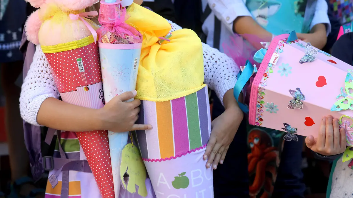 18.08.2018, Mecklenburg-Vorpommern, Rostock: Die Kinder der "Schildkrötenklasse" stehen nach ihrer feierlichen Einschulung in der Werner-Lindemann-Grundschule mit ihren Zuckertüten auf der Treppe. Rund 13 600 Erstklässler in Mecklenburg-Vorpommern wurden vor dem offiziellen Schulstart am 20.08.2018 in ihrer künftigen Schule begrüßt. (zu "Zuckertüten für 13 600 Erstklässler - Schulstart am Montag" vom 18.09.2018) Foto: Bernd Wüstneck/dpa +++ dpa-Bildfunk +++