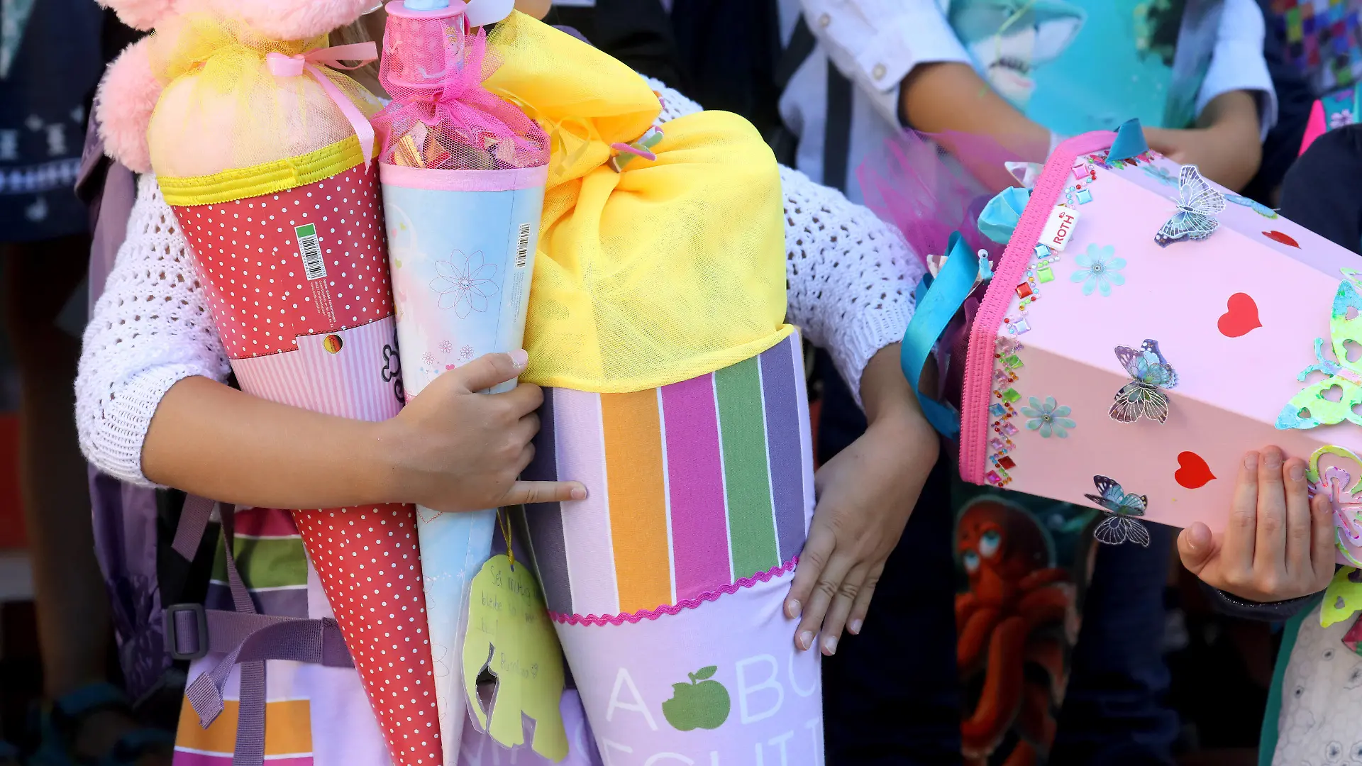 18.08.2018, Mecklenburg-Vorpommern, Rostock: Die Kinder der "Schildkrötenklasse" stehen nach ihrer feierlichen Einschulung in der Werner-Lindemann-Grundschule mit ihren Zuckertüten auf der Treppe. Rund 13 600 Erstklässler in Mecklenburg-Vorpommern wurden vor dem offiziellen Schulstart am 20.08.2018 in ihrer künftigen Schule begrüßt. (zu "Zuckertüten für 13 600 Erstklässler - Schulstart am Montag" vom 18.09.2018) Foto: Bernd Wüstneck/dpa +++ dpa-Bildfunk +++