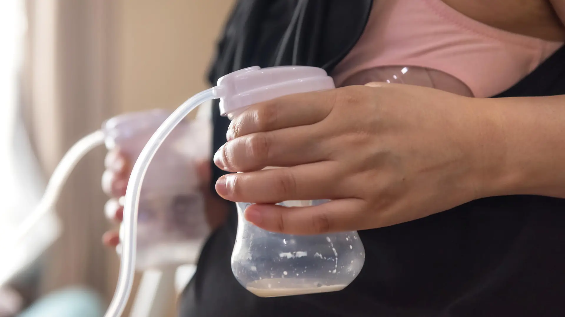 Mutter pumpt Milch mit der Milchpumpe ab