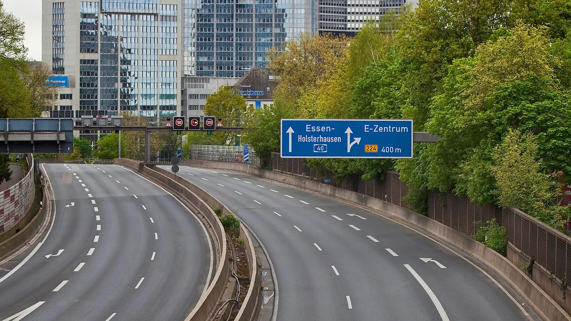 fast leere Autobahn A 40 an der Ausfahrt Essen-Zentrum, Lockdown in der Coronakrise 2020, Deutschland, Nordrhein-Westfalen, Ruhrgebiet, Essen empty motorway A 40 during lockdown at corona crisis 2020, Germany, North Rhine-Westphalia, Ruhr Area, Essen BLWS618094 *** almost empty motorway A 40 during lockdown at corona crisis 2020, Germany, North Rhine Westphalia, Ruhr Area, Essen empty motorway A 40 during lockdown at corona crisis 2020, Germany, North Rhine Westphalia, Ruhr Area, Essen BLWS618094 Copyright: xblickwinkel/S.xZiesex